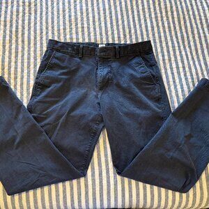 Gap Essential Khaki Pants in Navy. Size 33 x 32